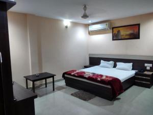 Hotel Raj Palace客房内的一张或多张床位