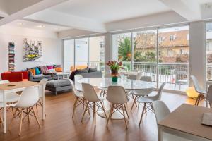 a living room with a table and chairs at Hotel Londres Estoril / Cascais in Estoril