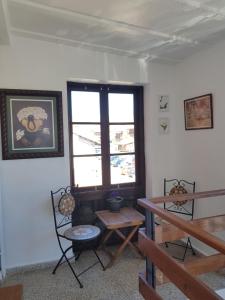 a room with a window and a table and chairs at Apartamentos Serendipia in Santillana del Mar