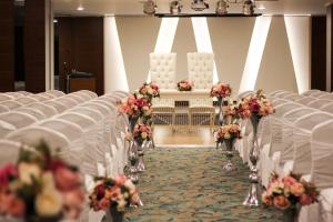 una fila de sillas en una habitación con flores en Eyuboglu Hotel en Ankara