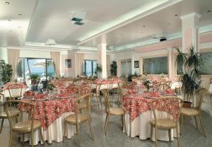 A restaurant or other place to eat at Hotel Mediterraneo