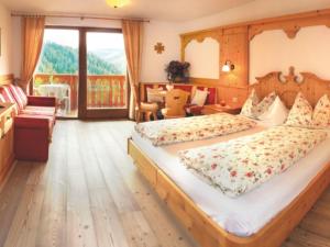Postel nebo postele na pokoji v ubytování Hotel Alpenrose Dolomites + 37 fotografií