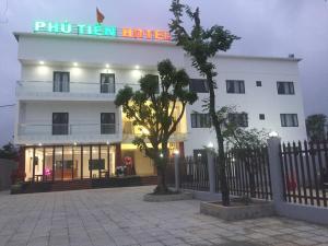 洞海的住宿－Phu Tien Hotel，白色的建筑,上面有标志