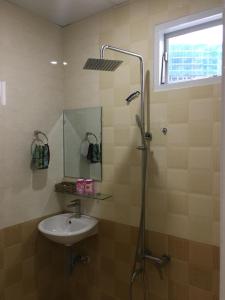 W łazience znajduje się umywalka i prysznic. w obiekcie DUY HUY hotel & apartment w mieście Nha Trang