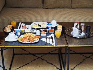 Riad La Porte de l'oasis في مراكش: صينية من طعام الإفطار على طاولة