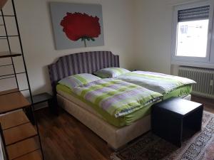 Kreuzauにあるmodern-comfort-inn 1の窓付きの部屋にベッド付きのベッドルーム1室があります。