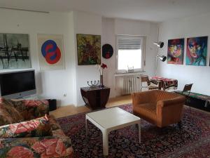 een woonkamer met een bank en een tv bij modern-comfort-inn 1 in Kreuzau