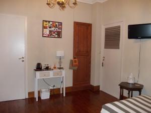 a room with a bed and a desk and a door at B&B Chambre Chocolat in Brussels