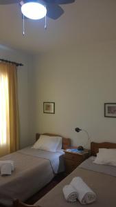 una camera con due letti e un soffitto di Central Suite in Funchal 3N a Funchal