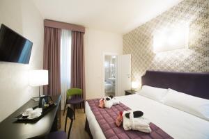 Ένα ή περισσότερα κρεβάτια σε δωμάτιο στο Hotel Montreal