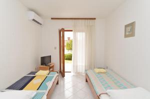 Ένα ή περισσότερα κρεβάτια σε δωμάτιο στο Apartments Rabac 828 +135 φωτογραφίες