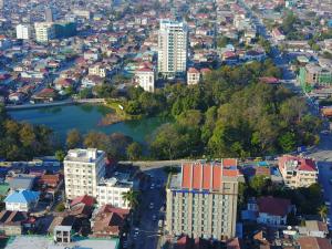 z góry widok na miasto z jeziorem w obiekcie Mountain Star Hotel w mieście Taunggyi