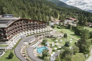 einen Luftblick auf ein Resort mit einem Pool in der Unterkunft Krumers Alpin – Your Mountain Oasis in Seefeld in Tirol