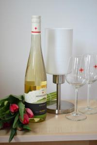 - une bouteille de vin assise sur une table avec deux verres dans l'établissement Herberge 39, à Meissen