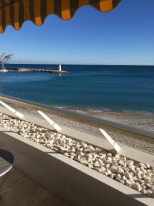 ヴィルヌーヴ・ルベにあるMarina Riviera Sea View and Beachのリゾートのバルコニーから海の景色を望めます。
