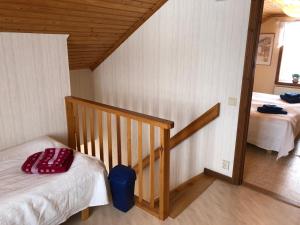 Moheda的住宿－Vegby Bolsgård "Lillstugan"，一间设有两张床的客房,房子里设有楼梯