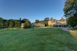 TocquevilleにあるChâteau de Tocquevilleの大きな建物前の大草原