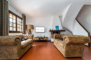 a living room with two couches and a table at Travel Habitat Casa con embarcadero. in Port Saplaya