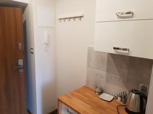 Kuchyňa alebo kuchynka v ubytovaní Apartamenty Marco 3 przy Dworcu-Stare Miasto-Super Wi Fi