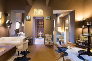 1 dormitorio con 1 cama y sala de estar en Porcellino Gallery Art Boutique BB, en Florencia