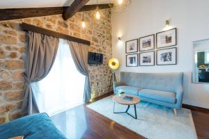 - un salon avec un canapé bleu et une table dans l'établissement Scalini Palace, à Dubrovnik