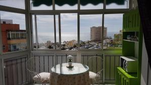 einen Tisch und Stühle auf einem Balkon mit Meerblick in der Unterkunft Apartamento Rulosol 3 in Torremolinos