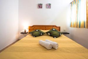 a bedroom with a bed with two towels on it at Ensuite Apartment A con Zona de Patio in Arrecife