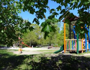 un parque con parque infantil con tobogán en Apartmány Na sadech, en Třeboň