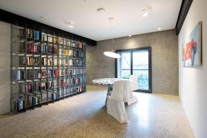 a library with a table and shelves of books at Hotel Napoleonschuur in Amerongen