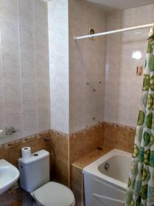 y baño con aseo, bañera y lavamanos. en Philippopolis Hotel, en Plovdiv