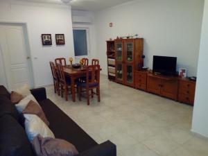 sala de estar con sofá y mesa en Apartment Oásis Comfort, en Portimão