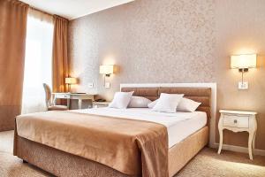 Un pat sau paturi într-o cameră la Continental Forum Arad