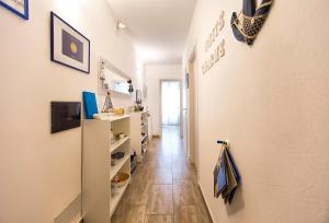 Televízia a/alebo spoločenská miestnosť v ubytovaní White Charme Rooms