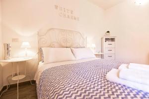 Voodi või voodid majutusasutuse White Charme Rooms toas
