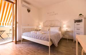 Ein Bett oder Betten in einem Zimmer der Unterkunft White Charme Accommodation Self check-in