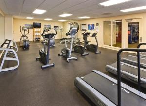einen Fitnessraum mit mehreren Laufbändern und Heimtrainern in der Unterkunft WorldMark Seaside in Seaside