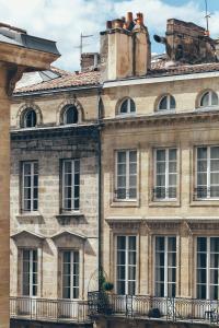 un grande edificio in mattoni con finestre e tetto di T3 luxe hyper centre a Bordeaux