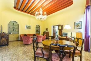 a dining room and living room with a table and chairs at Venice Dose Guesthouse in Venice