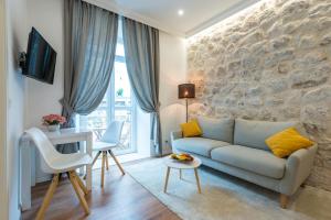een woonkamer met een bank en een tafel bij Scalini Palace in Dubrovnik
