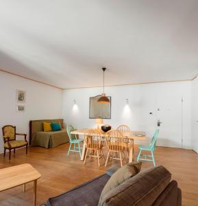 - un salon avec un canapé, une table et des chaises dans l'établissement Palácio Camões - Lisbon Serviced Apartments, à Lisbonne