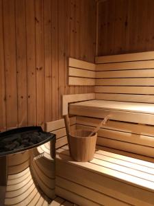 eine Sauna mit einer Wanne und einem Eimer darin in der Unterkunft Hotel Askania in Prag