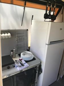 a kitchen with a stove and a refrigerator at Camping Villasol in Benidorm