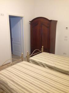 a bedroom with two beds and a wooden headboard at Trento nel verde in Trento