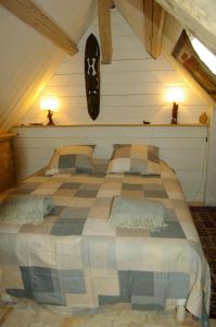ÉcommoyにあるMaison de vacancesのベッドルーム1室(屋根裏部屋に大型ベッド1台付)