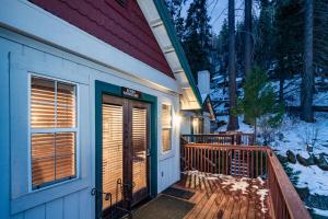 drzwi wejściowe domu ze śniegiem na ziemi w obiekcie Spring Wonderland w mieście Yosemite West