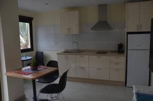 A kitchen or kitchenette at Sol y Playa
