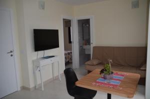 A television and/or entertainment centre at Sol y Playa