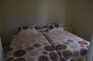 twee bedden naast elkaar in een slaapkamer bij Sol y Playa in La Playa Calera