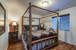 a bedroom with a four poster bed and a mirror at Spring Wonderland in Yosemite West