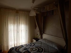 ArcasにあるLove Nestのベッドルーム(ベッド1台、窓付)